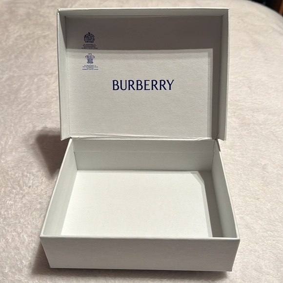 Burberry gift envelope & keepsake box - Picture 10 of 13